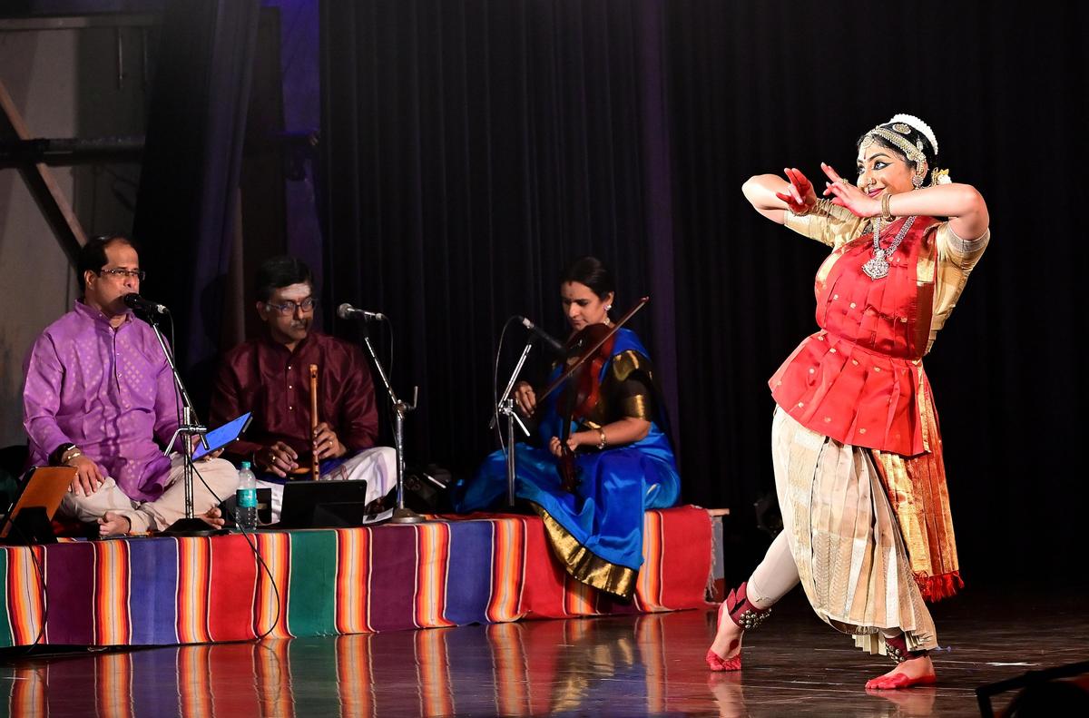 सीता को प्रदर्शित करने के लिए एक छोटे साइड-फैन के साथ लाल पल्लू का पर्दा।