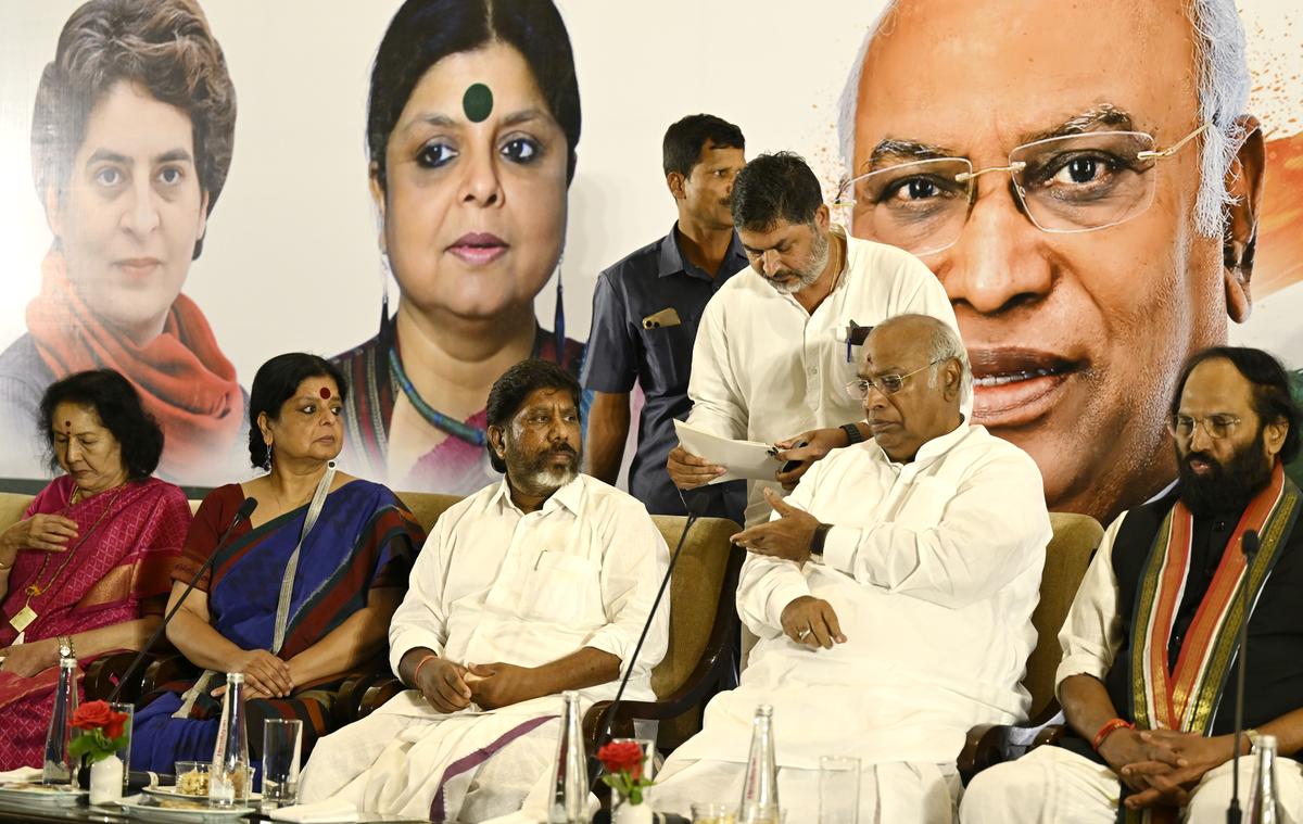 AICC president M. Mallikarjun Kharge along with AICC in charge of Telangana Deepa Das Munshi, Deputy Chief Minister Mallu Bhatti Vikramarka, Irrigation Minister N. Uttam Kumar Reddy and others, at a press conference held in Hyderabad on May 10, 2024.