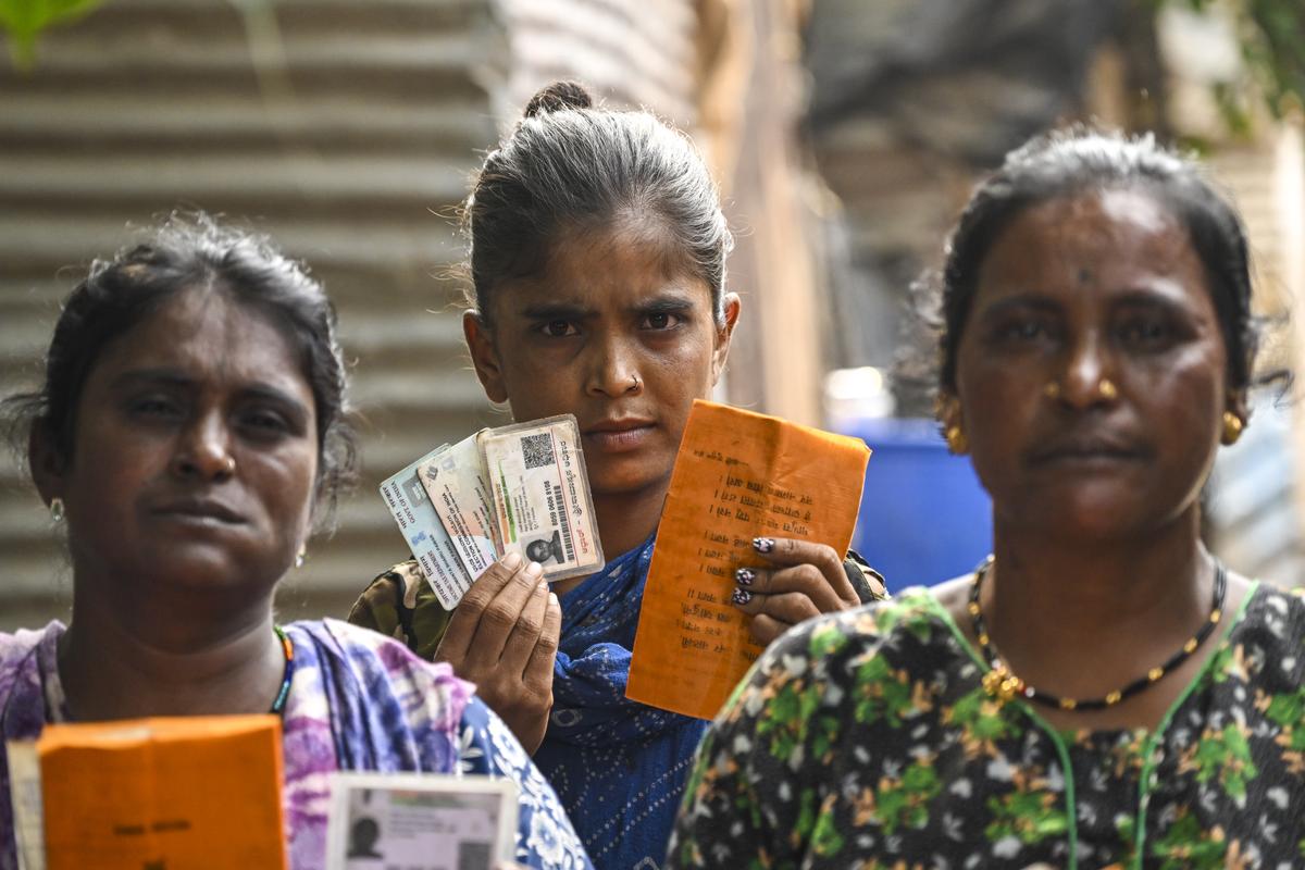  Rani Hanumant Pawar (centre) with other women from the Maruti Nagar basti, who struggle to access government schemes. 