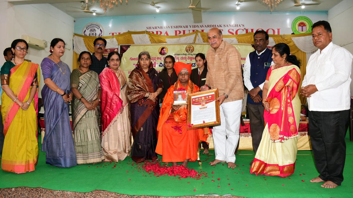 Craft your own destiny with hard work, Bhalki seer advises students