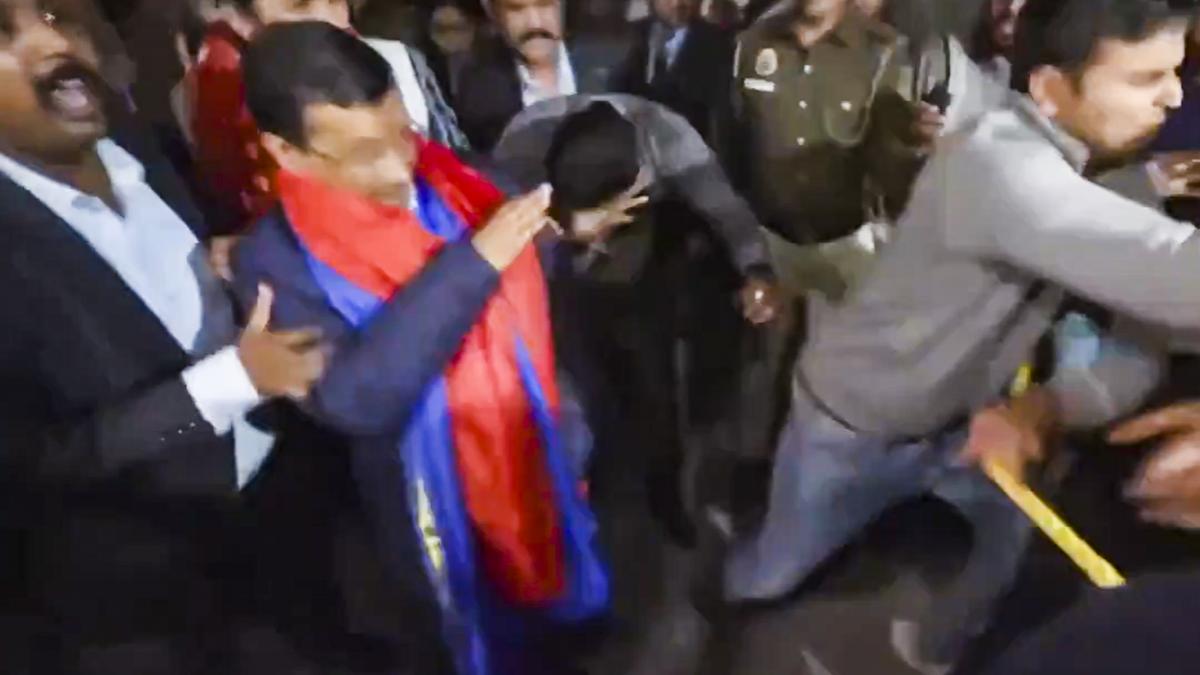 Man throws liquid on AAP chief Arvind Kejriwal, detained