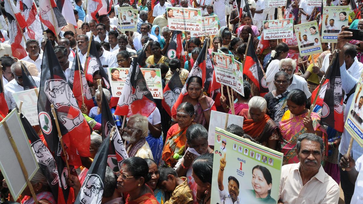 Kodanad heist-cum-murder | Supporters of O. Panneerselvam stage protest in Erode, demand arrest of accused persons
