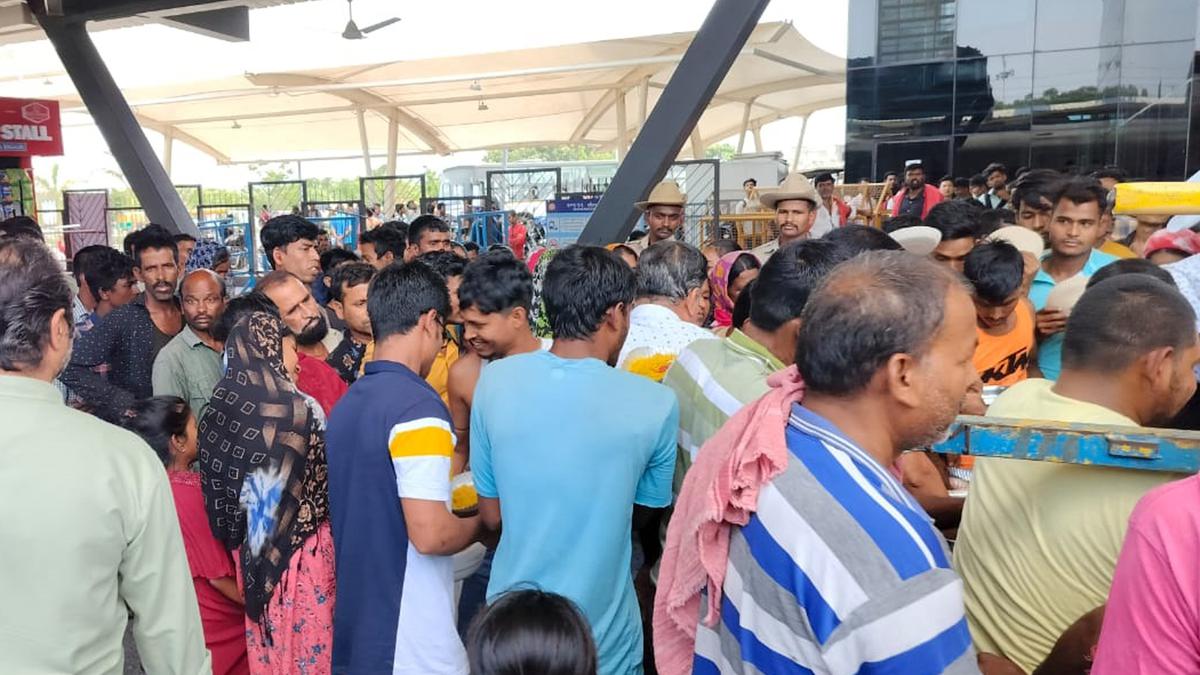 Odisha train accident | Thousands of passengers stranded at Bengaluru railway station as trains get cancelled