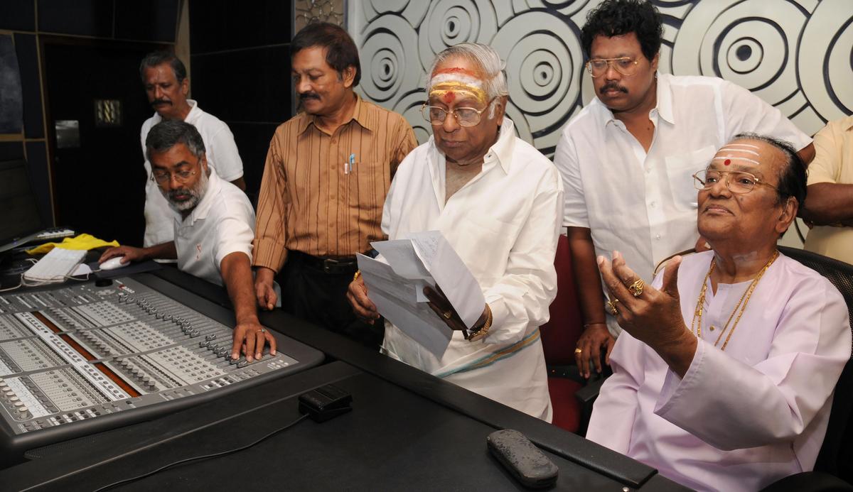 TM Soundararajan con il direttore musicale MS Viswanathan