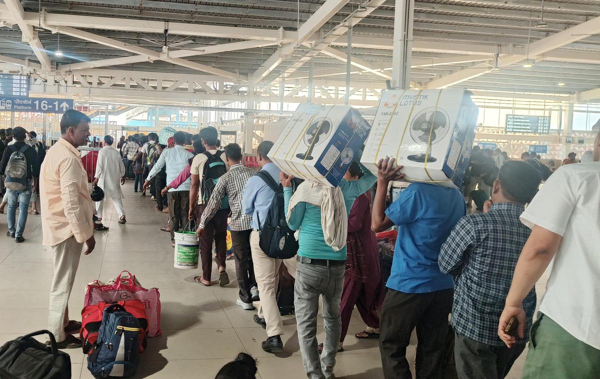 New Delhi sees flood of migrants returning home owing to LPG crisis