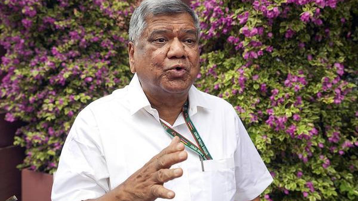 It is wrong to compare Siddaramaiah with Urs, says Jagadish Shettar