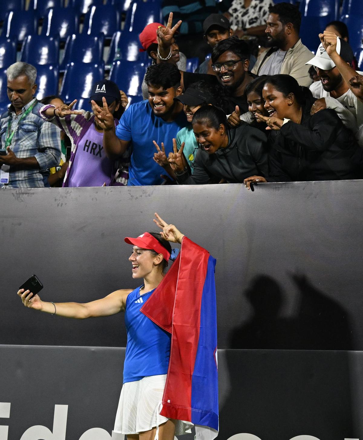 Kaza Juvan Sahaja posa para os fãs após vencer a partida contra o Yamalapally