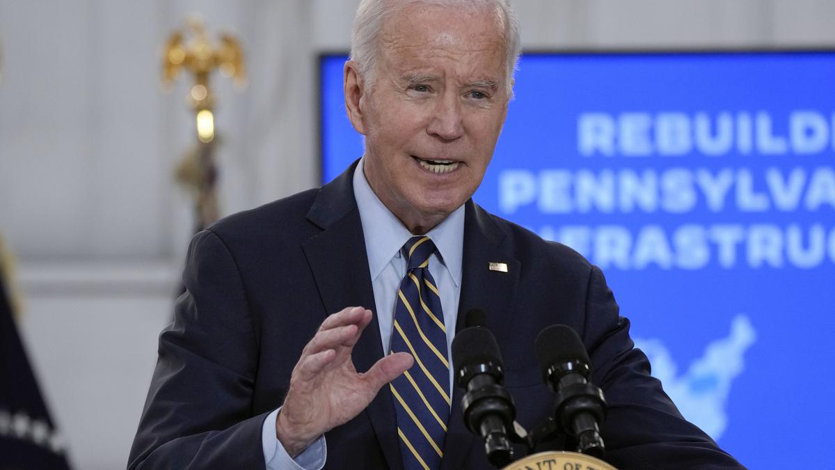 Biden royally baffles audience with 'God save the queen, man'