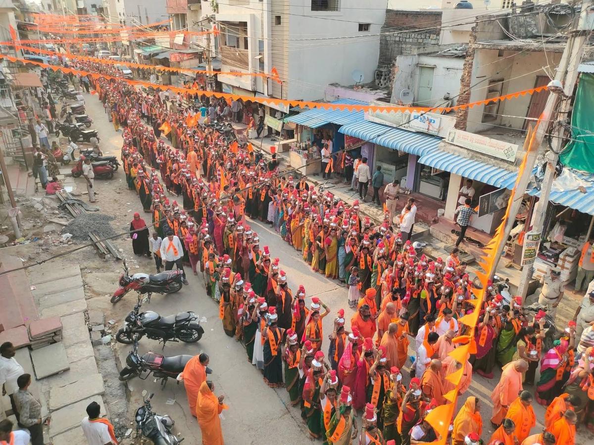 Uma procissão gigantesca sendo levada do Templo Guggula Basaveshwar até o local, cruzando Gandhi Chowk, Haralayya Chowk, Círculo Basaveshwar e o antigo ponto de ônibus, em Shahapur na segunda-feira.