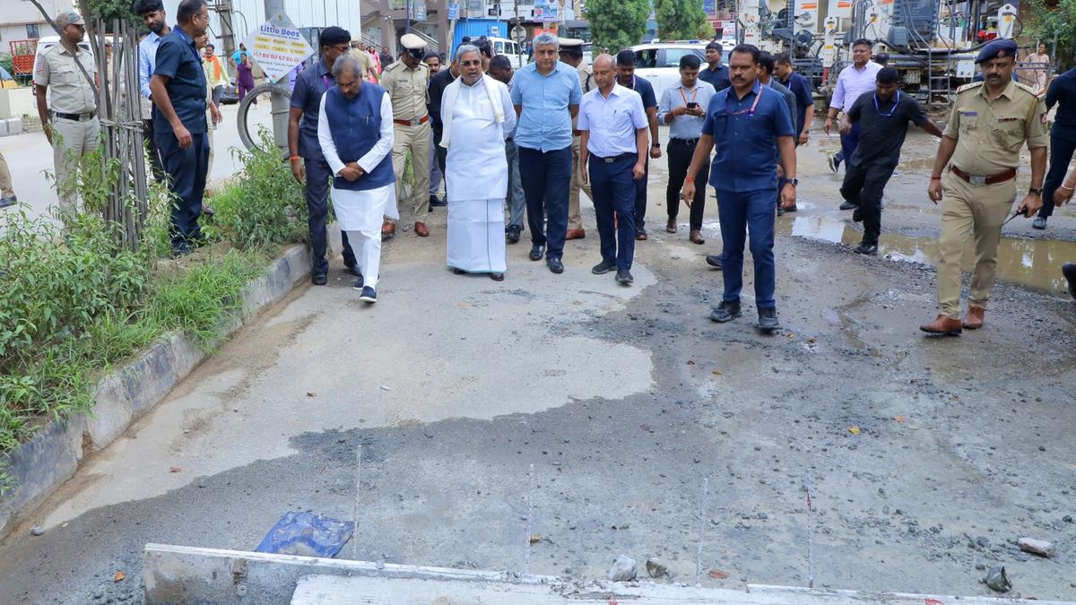 CM Siddaramaiah pulls up civic officials over potholes and poor waste management