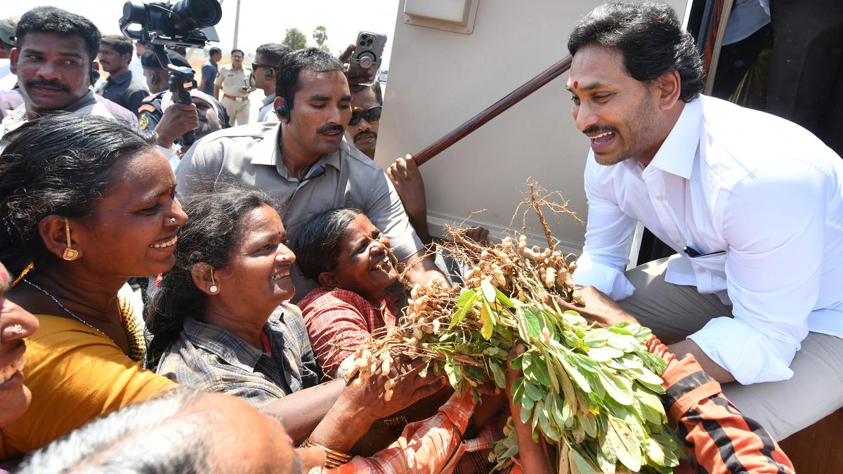 Jagan participates in Iftar at Kadiri