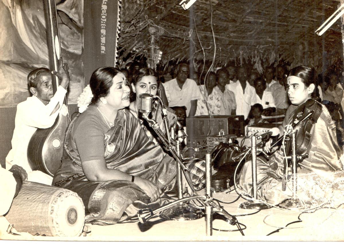M.L. Vasanthakumari at a concert with disciples Sudha Raghunathan and A. Kanyakumari (violin). 