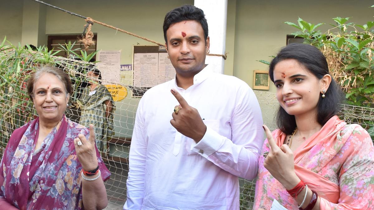 Lok Sabha elections 2024 | Yaduveer Krishnadatta Chamaraja Wadiyar establishes lead of more than one lakh votes in Mysuru
