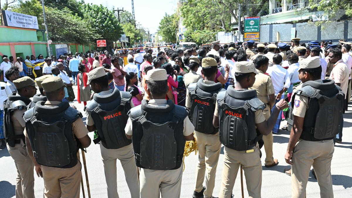 Mechanised boat owners stage road blockade amid indefinite strike call