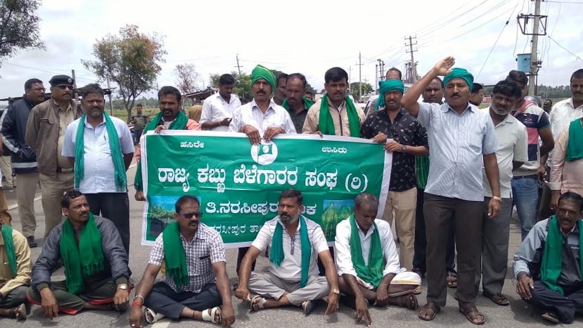 Farmers block traffic on NH in T. Narsipur; protest against release of water to Tamil Nadu