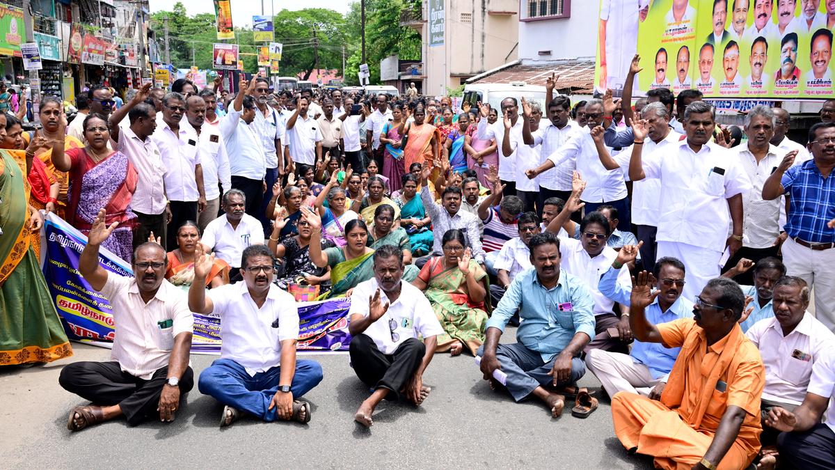Teachers stage protests in Dindigul, Theni