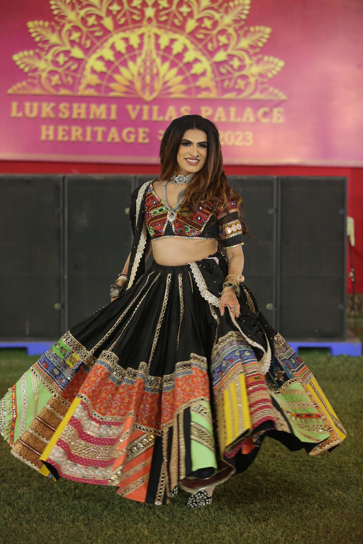 LGBTQ+ समुदाय उत्सव का एक महत्वपूर्ण हिस्सा है। कलाकार रानी को-हे-नूर एक नियमित रहा है