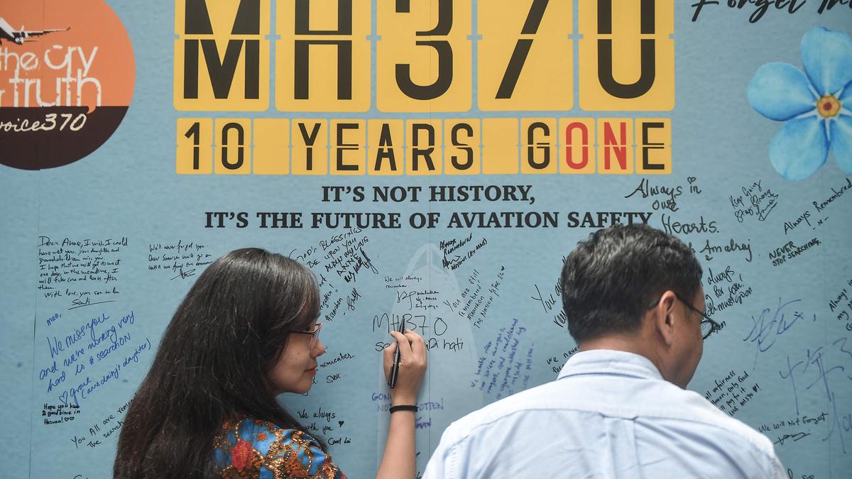 Malaysian PM 'happy to reopen' MH370 search if compelling evidence found