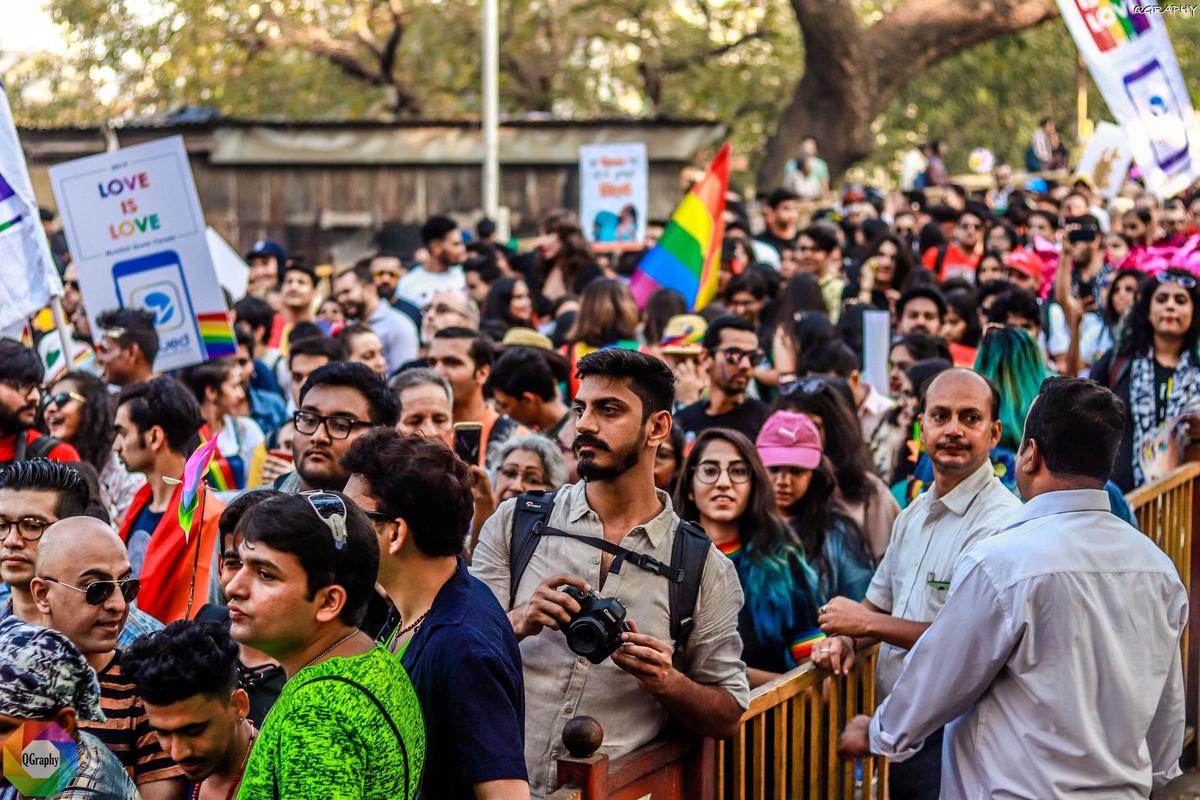 क्वीर रिक्त स्थान कुछ और दूर के बीच हैं क्वीर रिक्त स्थान कुछ और दूर के बीच हैं