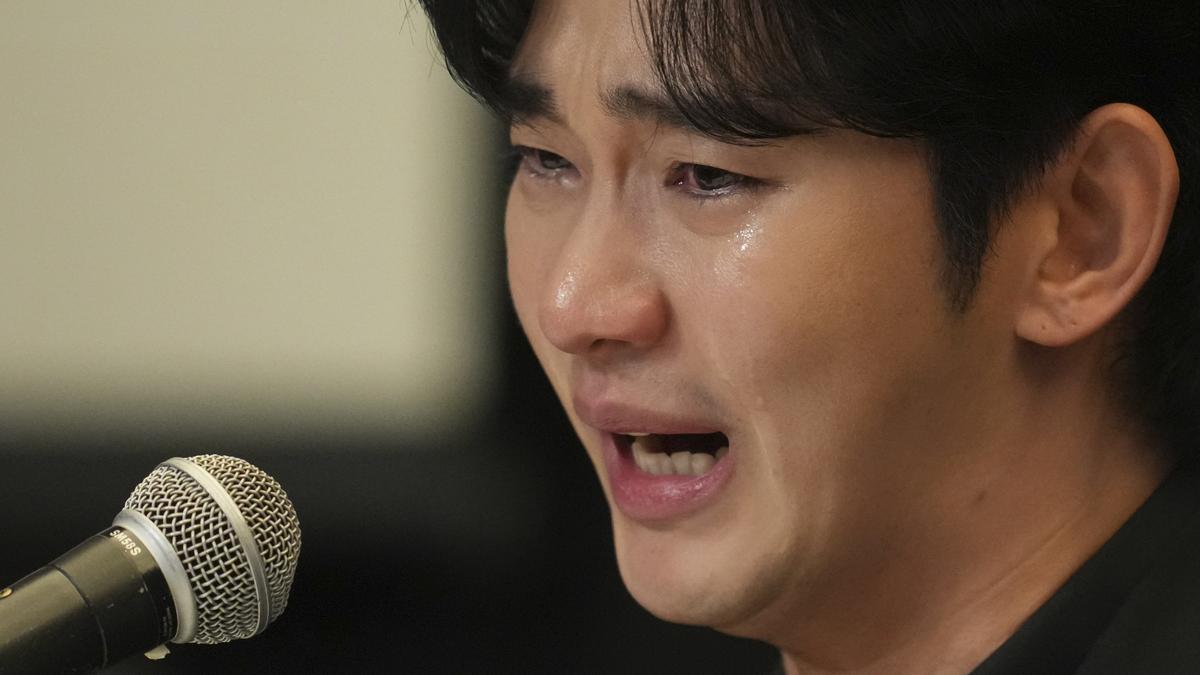 Korean star Kim Soo-hyun confirms relationship with Kim Sae-ron, denies dating her as minor