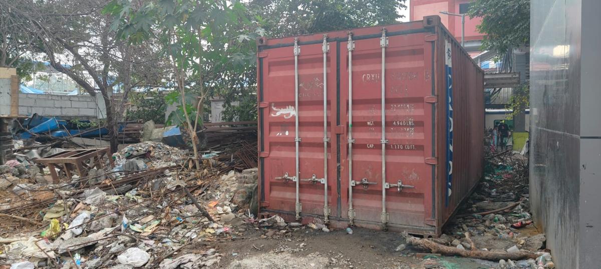 Uma passagem estreita perto da saída do Metro, onde os passageiros afirmam que a presença de um contentor guardado para obras de requalificação levou a uma utilização indevida do espaço. Uma passagem estreita perto da saída do Metro, onde os passageiros afirmam que a presença de um contentor guardado para obras de requalificação levou a uma utilização indevida do espaço.