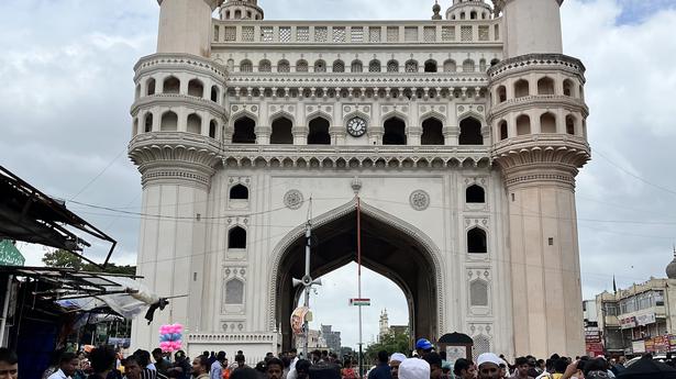 Phone photography for tourist at Charminar