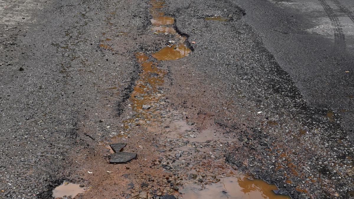 DKS blames ‘misrule’ by erstwhile BJP govt. for Bengaluru’s potholes