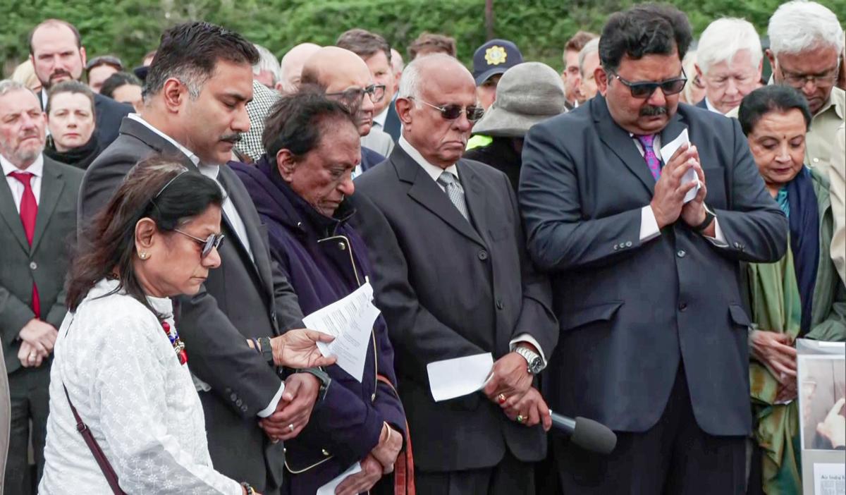 Cilvēki piedzīvo cieņu upuriem Air India lidojuma 182 Bombardēšanas Ahakista memoriālā 20. jūnijā Air India Flight 182 Kanishka bombardēšanu. Cilvēki piedzīvo cieņu upuriem Air India lidojuma 182 Bombardēšanas Ahakista memoriālā 20. jūnijā Air India Flight 182 Kanishka bombardēšanu.