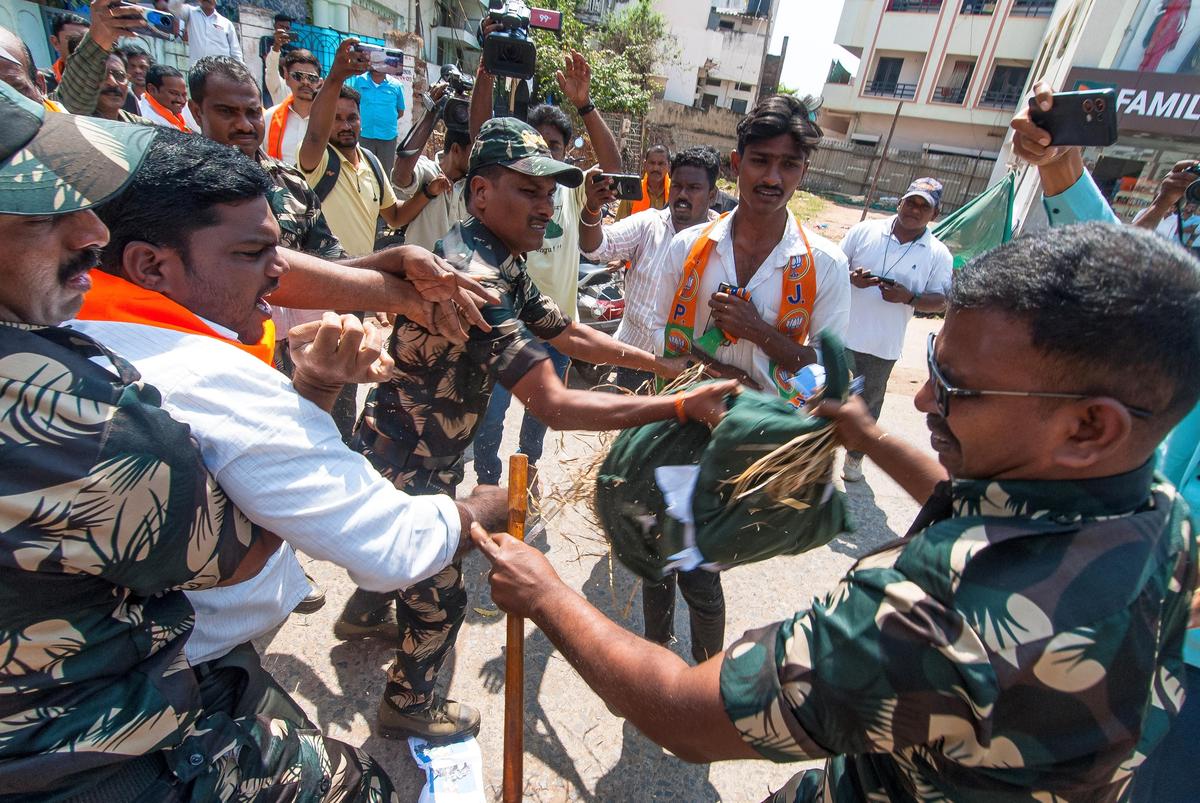 शनिवार को ओंगोल में विरोध प्रदर्शन करते भाजयुमो कार्यकर्ता।