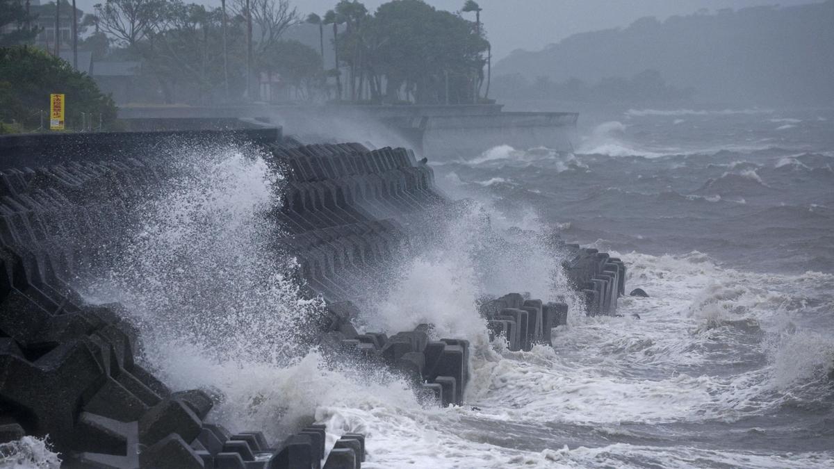 Typhoon Shanshan dumps rain on southern Japan, 3 injured and 3 missing