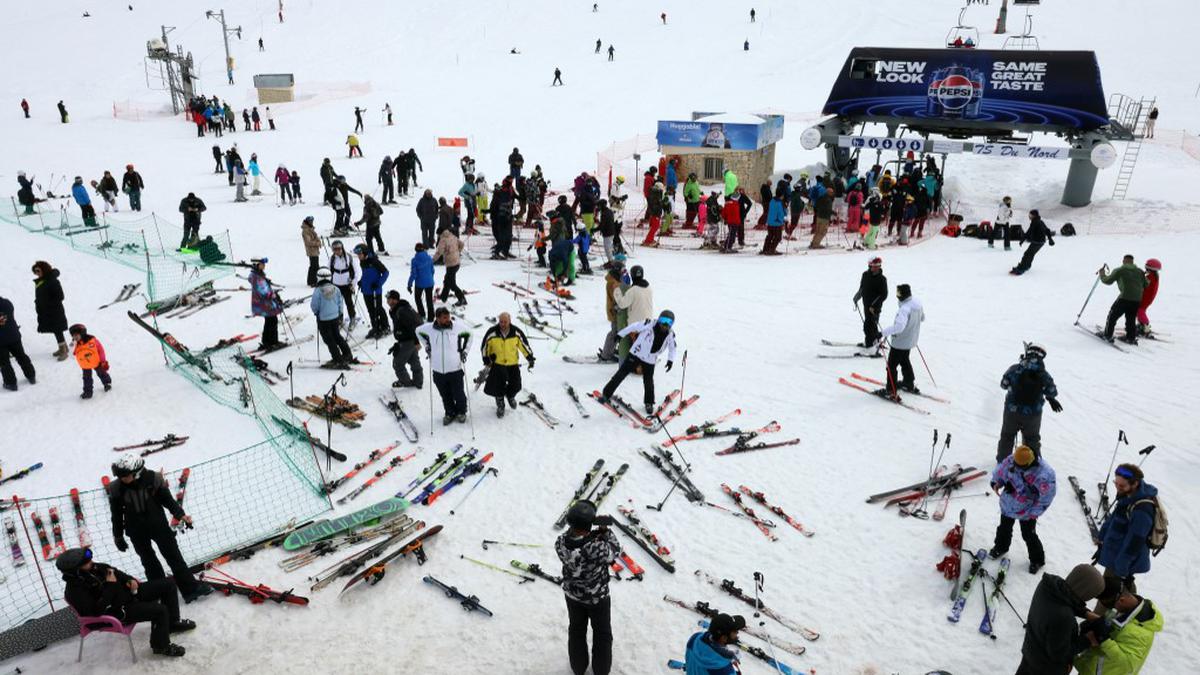 Amid bombings, Lebanese go skiing to escape war fears