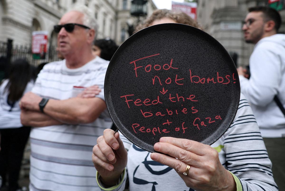 Pro-Palestinian demonstrators gather outside Downing Street with pots and pans on the day Britain’s Prime Minister Keir Starmer recalls cabinet from summer recess to discuss Gaza, in London, Britain, July 29, 2025.
