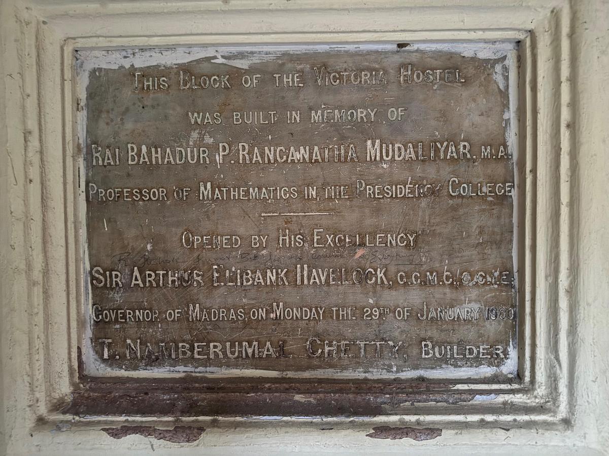La targa che contiene i dettagli dell'inaugurazione del Victoria Student's Hostel a Chepauk, Chennai. 