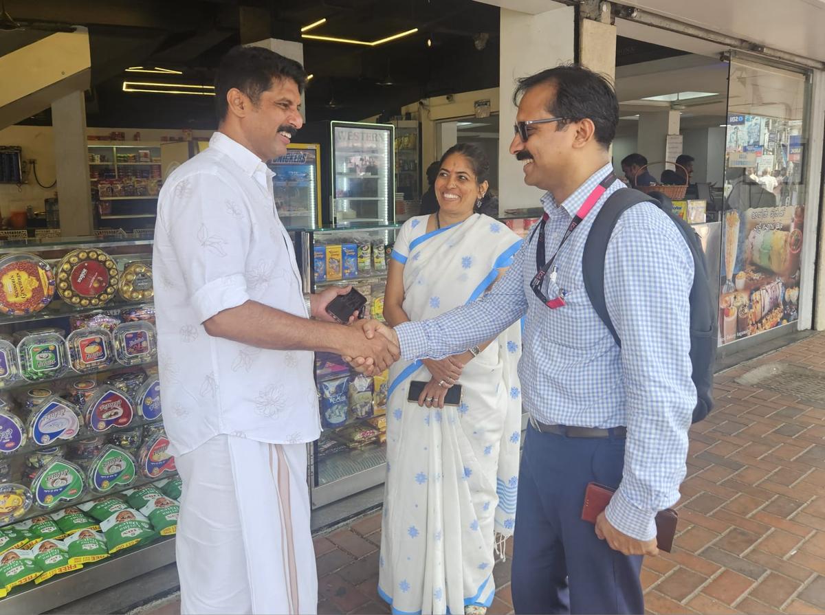 Promy Kuriakose, candidata da Aliança Democrática Nacional em Angamaly, no complexo do terminal rodoviário KSRTC. 