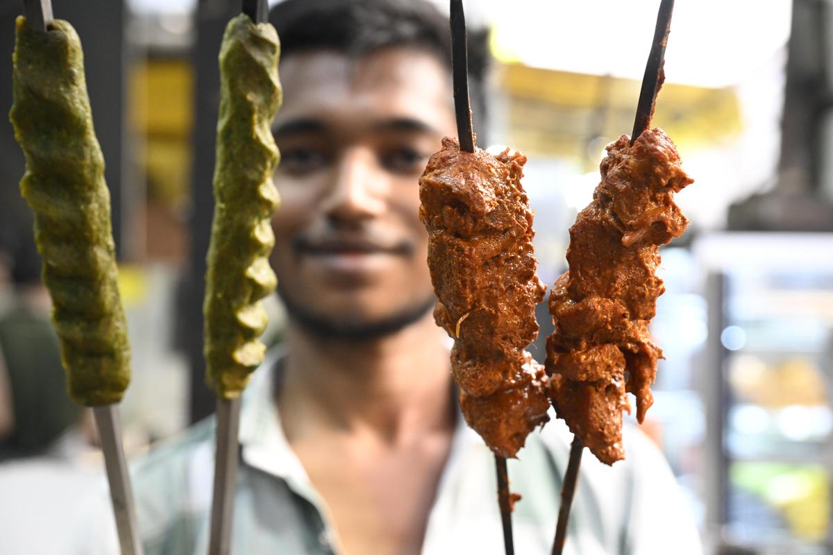 कोयंबटूर में कोट्टईमेडु के इवारन कोविल स्ट्रीट पर इफ्तार स्नैक्स खरीदने के लिए लोग लाइन में लगे हुए हैं।