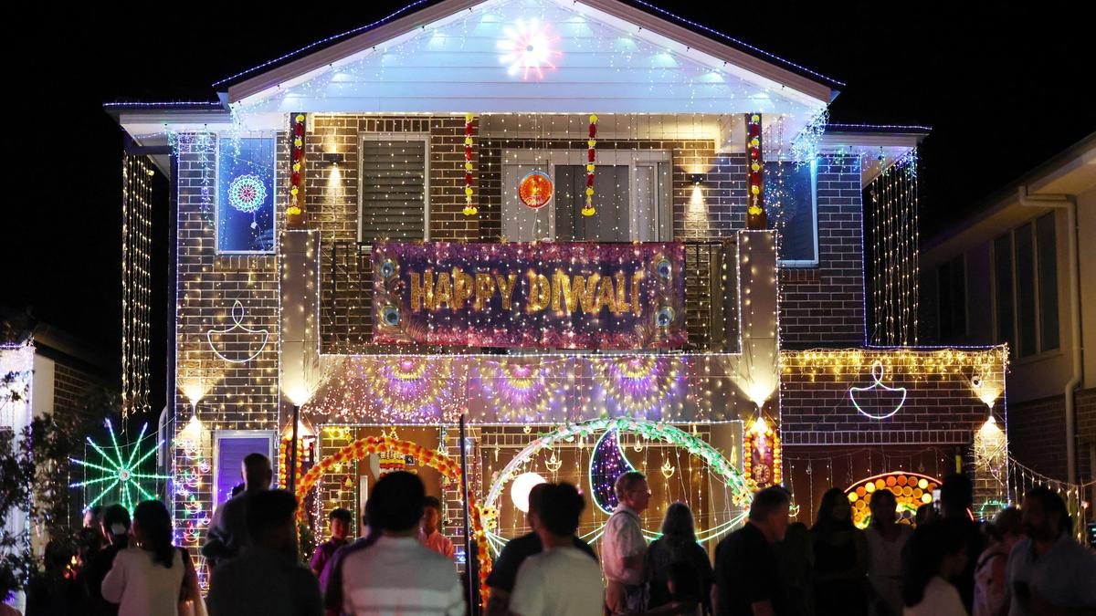 https://th-i.thgim.com/public/incoming/ifyf68/article70213687.ece/alternates/LANDSCAPE_1200/2025-10-19T104449Z_28595254_RC2YEHA0NMBM_RTRMADP_3_RELIGION-DIWALI-AUSTRALIA.JPG