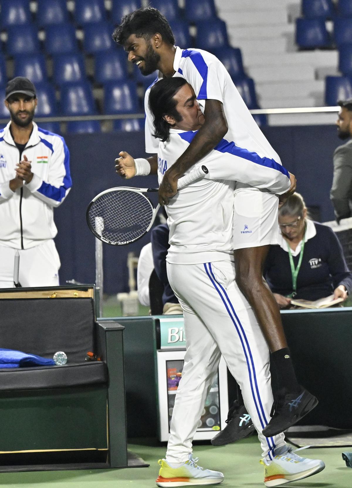 El capitán de la India, Rohit Rajpal, está encantado después de que Dhakshineswar Suresh venciera a Jesper De Jong en el segundo partido individual de la eliminatoria de Copa Davis contra Holanda.