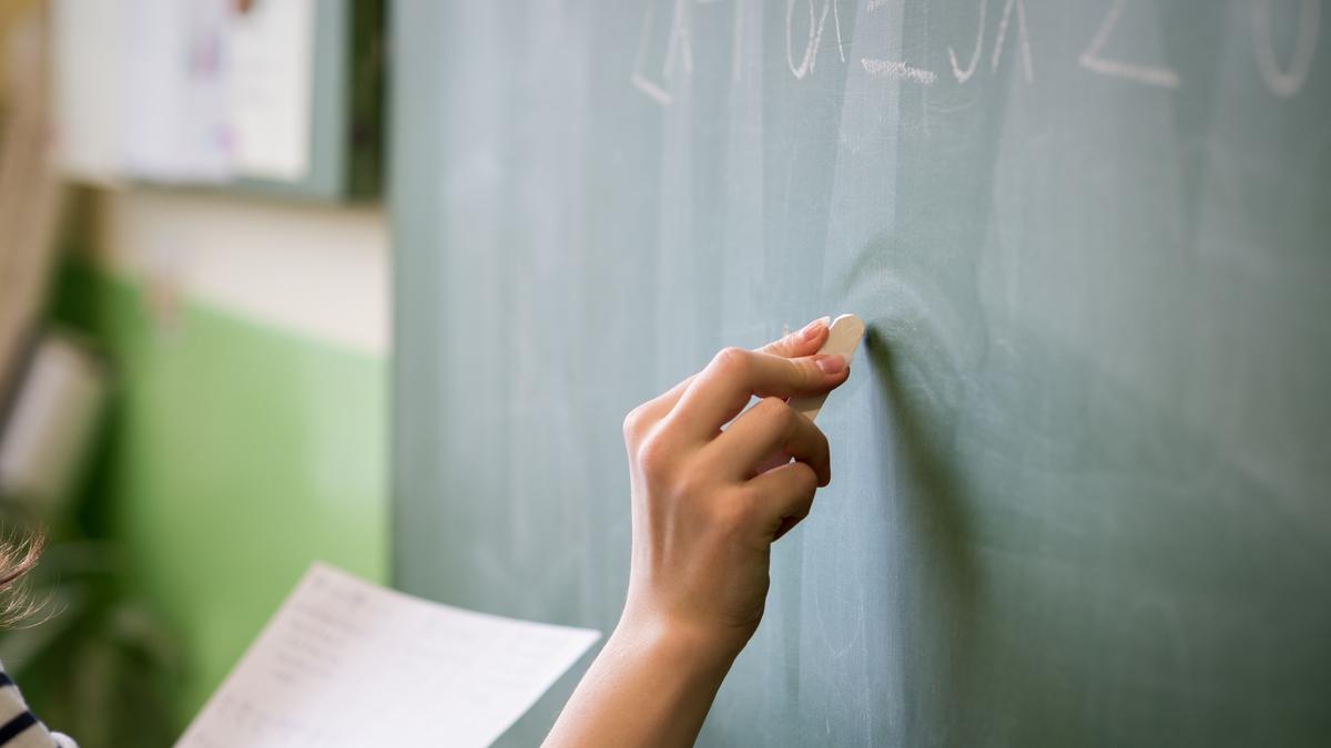 https://th-i.thgim.com/public/incoming/ih4fve/article69670836.ece/alternates/LANDSCAPE_1200/vbk-freedown-teaching-teachers-black%20board-iStock-944012304.jpg