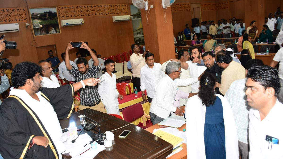 Kalaburagi council meeting ends in chaos