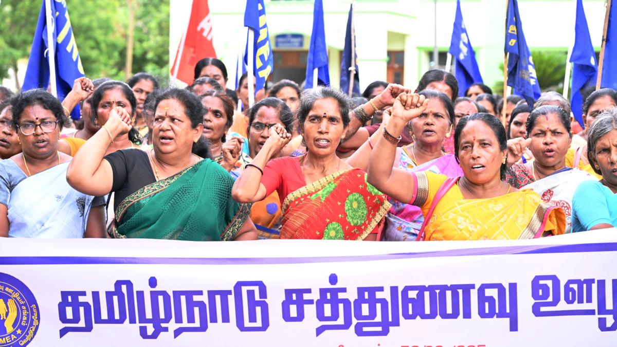 Noon meal workers stage ‘call attention’ protest in Krishnagiri