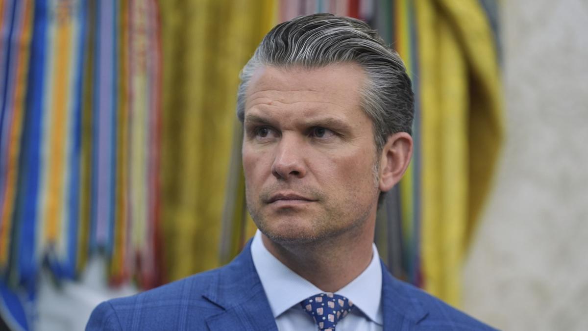 Watch: US reporters exit Pentagon over new press rules