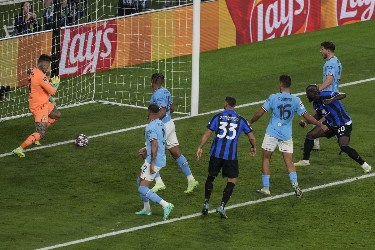 Inter Milan’s Romelu Lukaku, right, misses a scoring chance during the Champions League final soccer match between Manchester City and Inter Milan at the Ataturk Olympic Stadium in Istanbul, Turkey, on June 10, 2023.