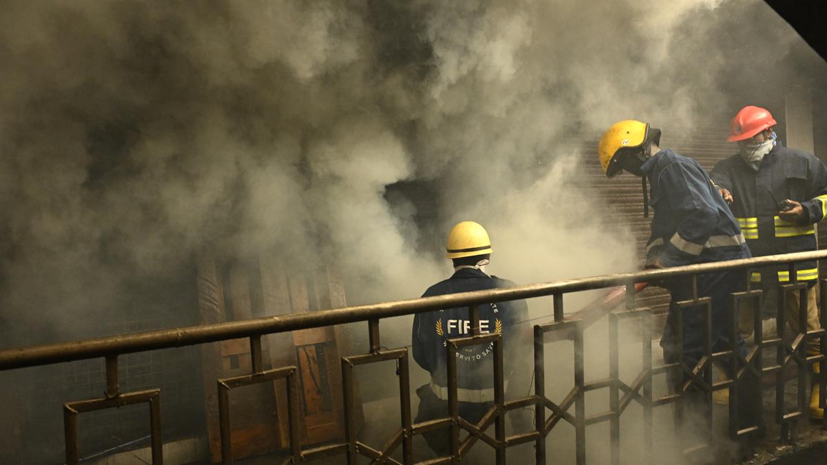 Fire breaks out at Abbas Towers near Madina building, 40 shops damaged