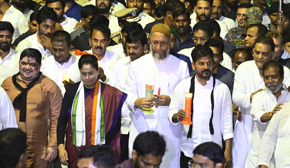 As a mark of protest Against Terror Attack in Pahalgam, a Candlelight Vigil Led by Telangana Chief Minister Ministers Damodar Raja Narasimha, Ponnam Prabhakar, Jupally Krishna Rao, Ponguleti Srinivas Reddy, AIMM MP Asaduddin Owaisi, MP Vijayashanti, Former MP Mohd. Azharuddin also Seen.