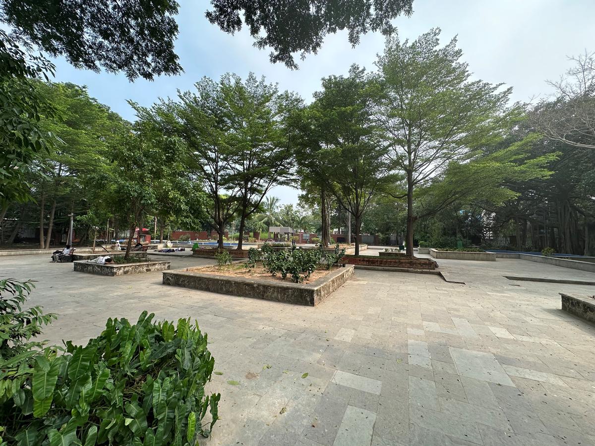 Semmozhi Poonga is a botanical garden, which is home to over 500 species of plants and over 80 trees, in the heart of Chennai. 