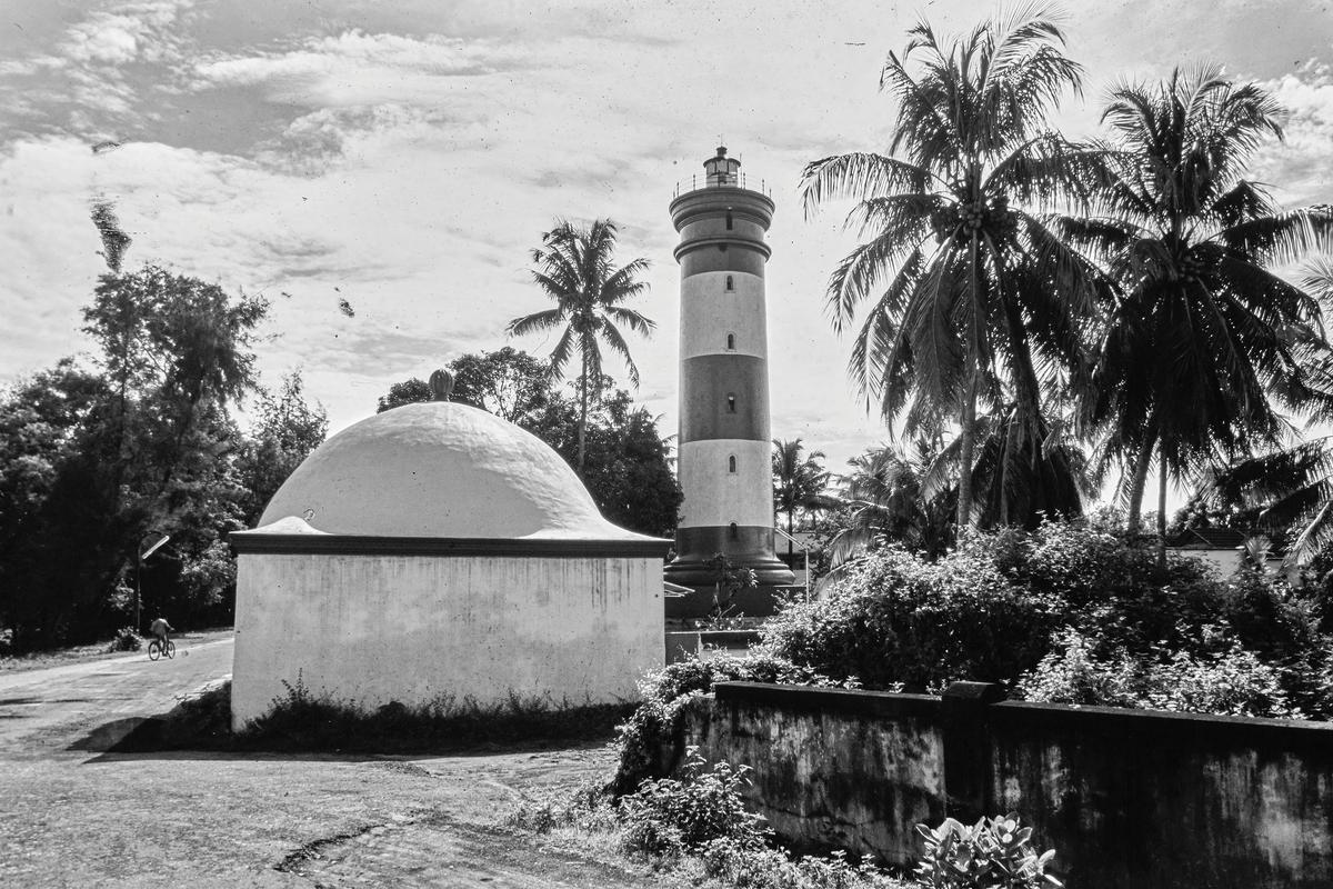 The British built lighthouse tower commissioned in 1860. One of the oldest landmarks of the colonial era, it is a well-preserved monument of the Alappuzha port  