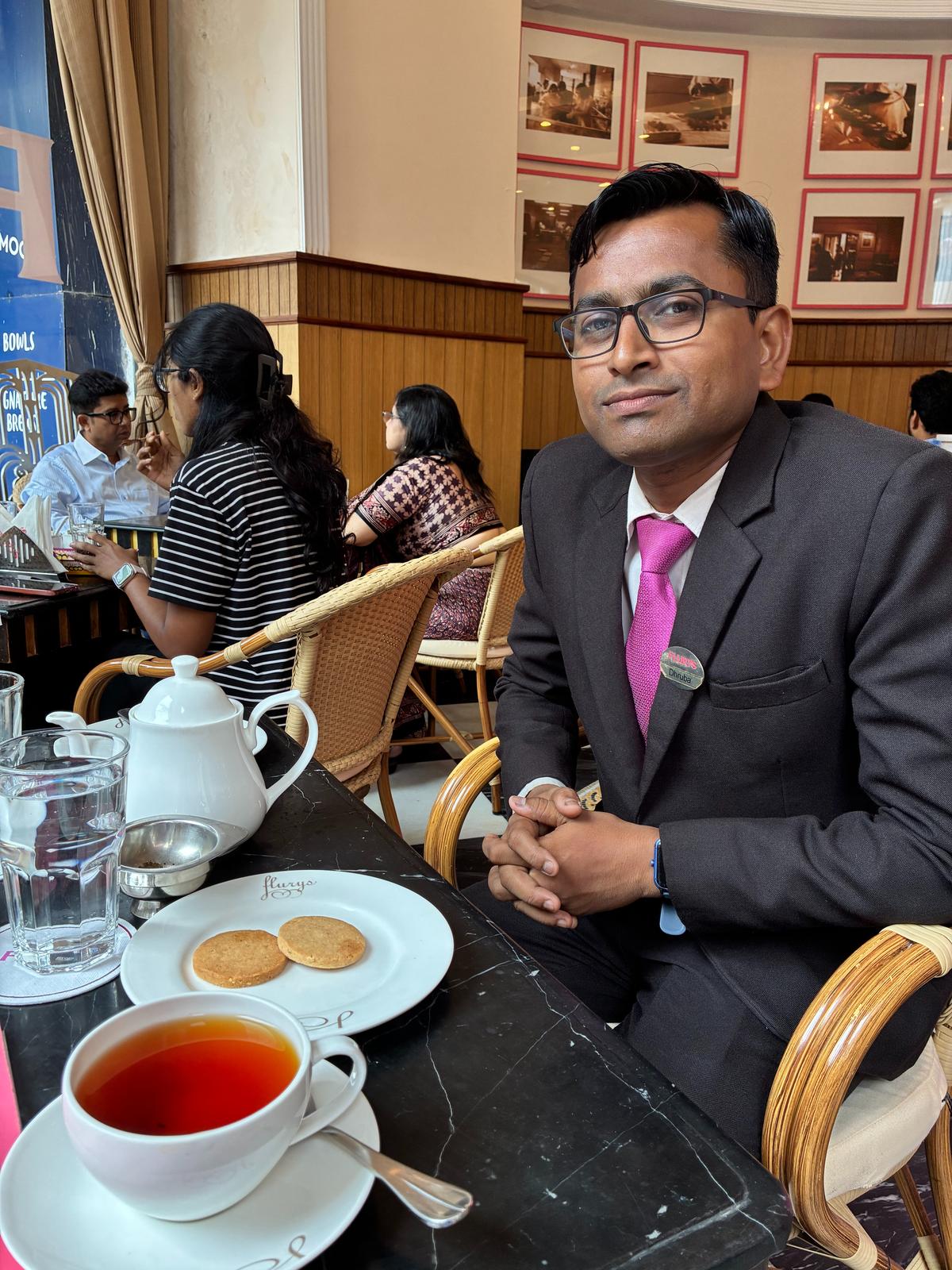 Dhrubojyoti explaining the tea brewing process. Dhrubojyoti explaining the tea brewing process.