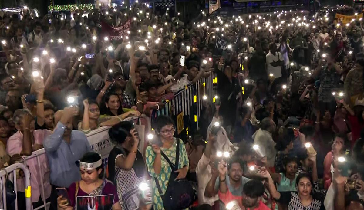 People came in support of the junior doctors sitting on hunger strike demanding justice in the RG Kar rape-murder case in Kolkata. 