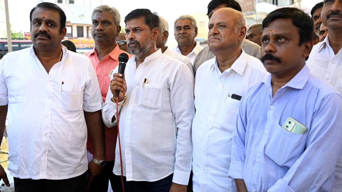 T.N. Powerlooms Associations withdraw one-day strike over use of polyester yarn for Pongal sarees