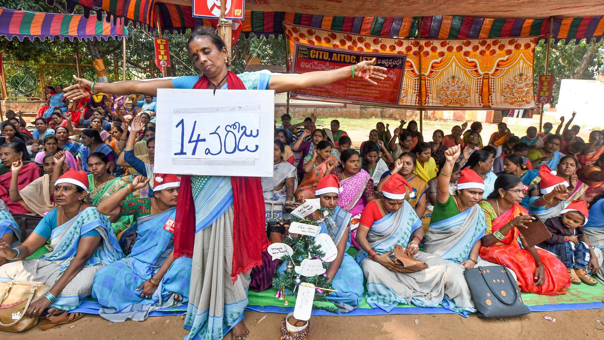 Anganwadi workers continue protest on 14th day in Vishakhapatnam